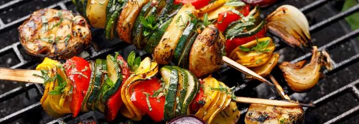 Gemüsespieße auf einem Grill